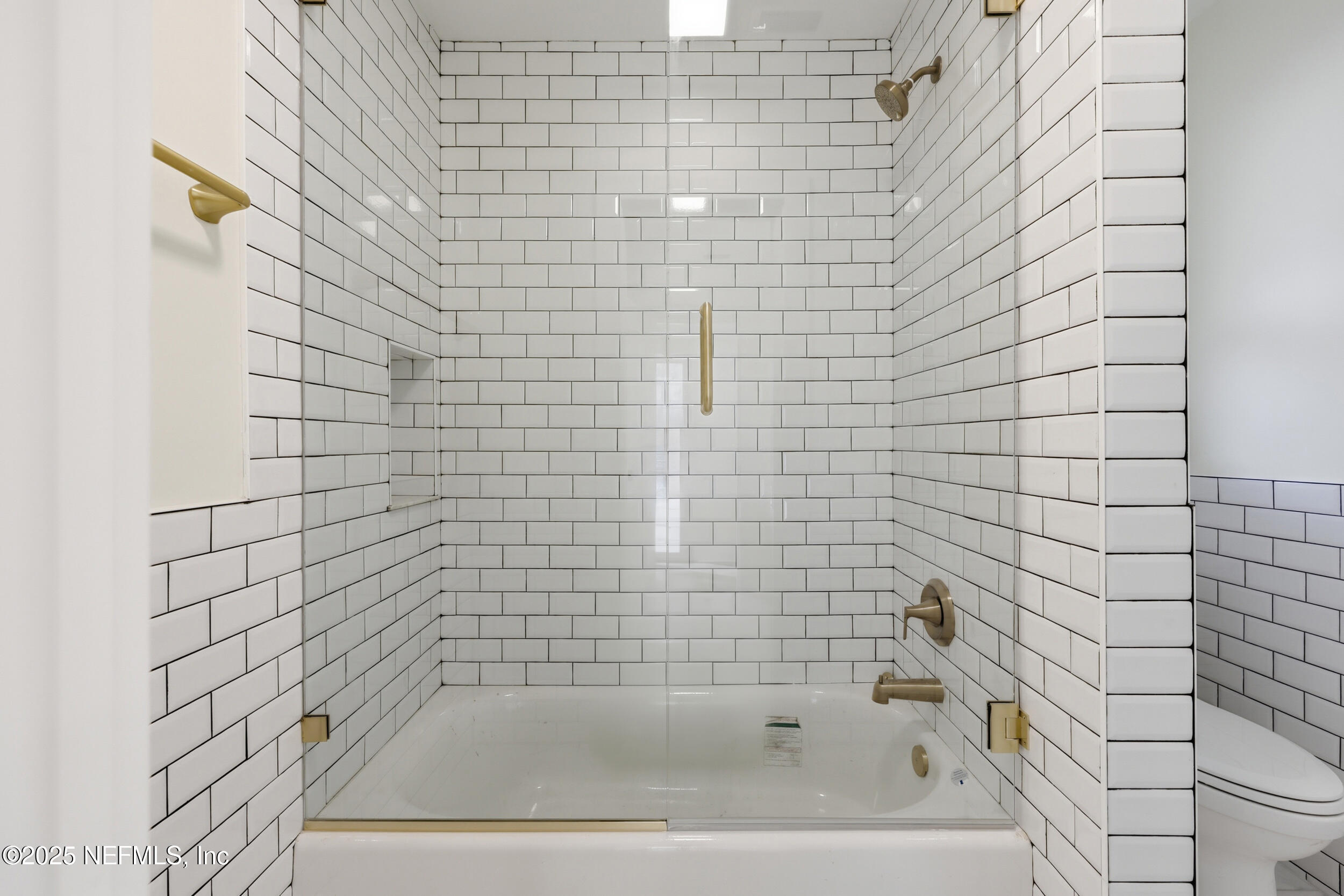 330 San Juan Drive Ponte Vedra Beach, FL 32082 - Photo 20 of 32 a bathroom with a bathtub