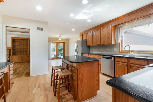 $950,000 | 1449 South Shore Court, Barrington, IL 60010