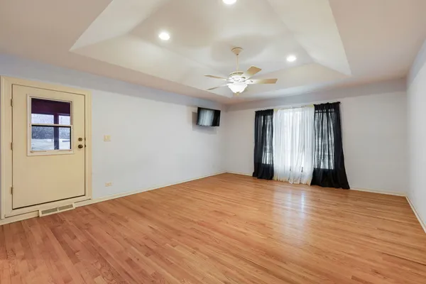 $950,000 | 1449 South Shore Court, Barrington, IL 60010