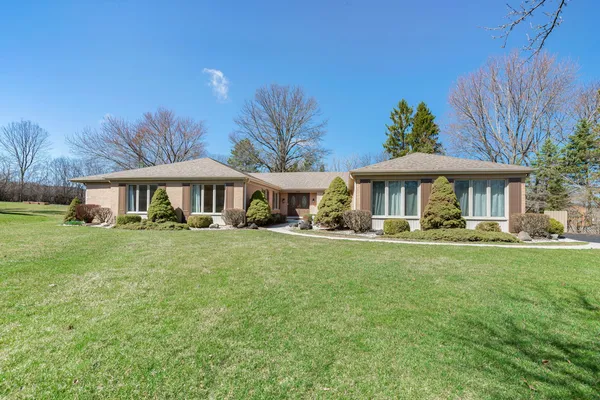 $950,000 | 1449 South Shore Court, Barrington, IL 60010