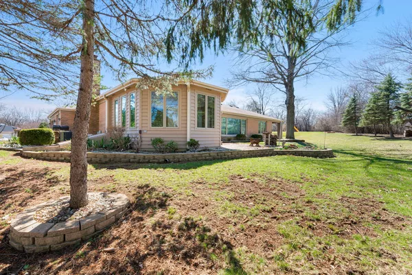 $950,000 | 1449 South Shore Court, Barrington, IL 60010