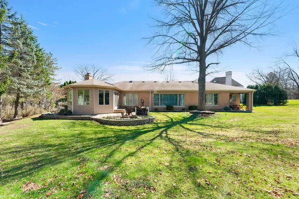 $950,000 | 1449 South Shore Court, Barrington, IL 60010
