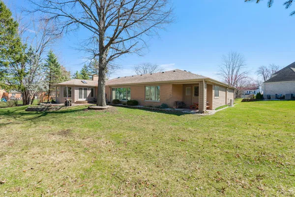 $950,000 | 1449 South Shore Court, Barrington, IL 60010