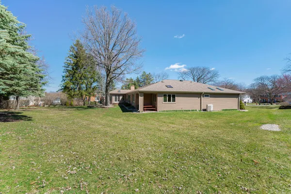 $950,000 | 1449 South Shore Court, Barrington, IL 60010
