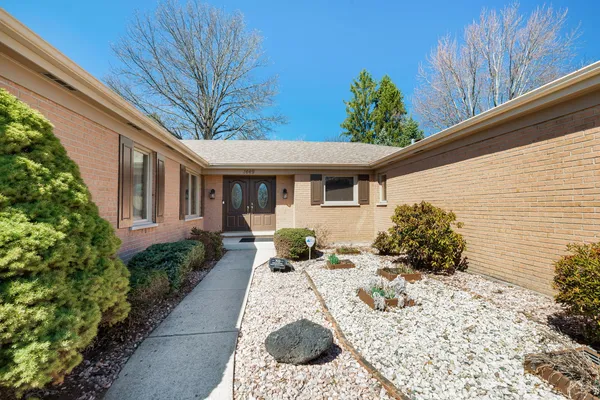 $950,000 | 1449 South Shore Court, Barrington, IL 60010