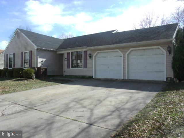 18 Berkshire Road Westampton, NJ 08060 - Photo 11 of 13 2 Car attached garage