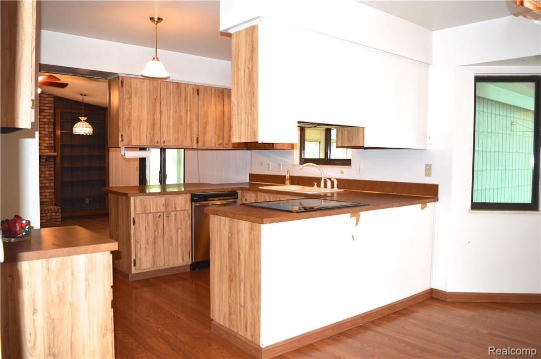 4061 Elms Road Swartz Creek, MI 48473 - Photo 15 of 36 Kitchen Area with built in Range