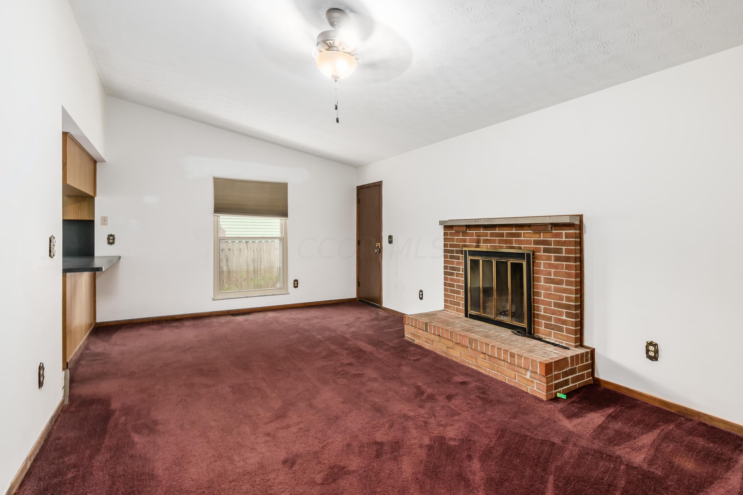5463 Blue Ash Road Columbus, OH 43229 - Photo 3 of 22 Living Room