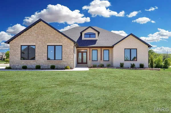 $869,900 | 1370 Walnut Rdg Drive, Columbia, IL 62236