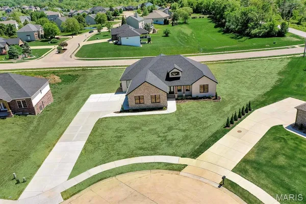 $869,900 | 1370 Walnut Rdg Drive, Columbia, IL 62236