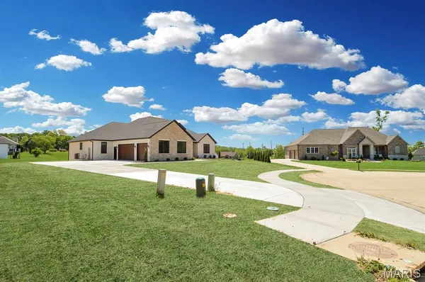 $869,900 | 1370 Walnut Rdg Drive, Columbia, IL 62236
