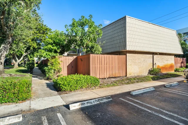 $2,800 | 1700 Embassy Drive, Unit 708, West Palm Beach, FL 33401