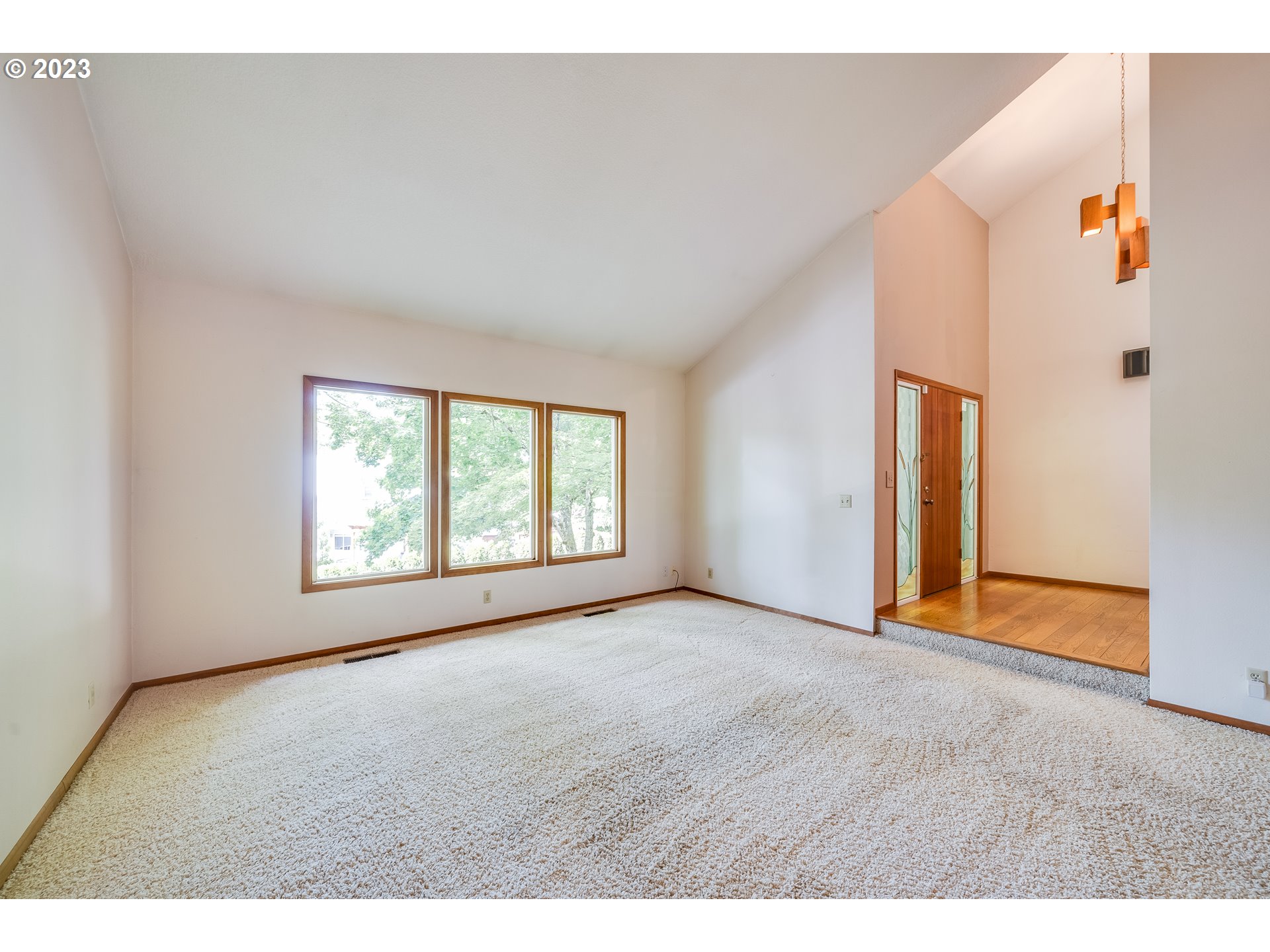 5909 Southwest Alfred Street Portland, OR 97219 - Photo 8 of 47 Living Room