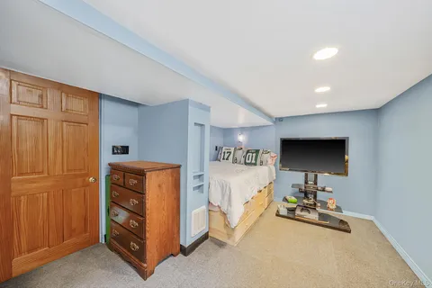 a view of a livingroom with furniture and a ceiling fan