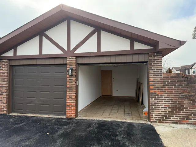 $279,000 | 9724 West Creek Road, Unit B2, Palos Park, IL 60464