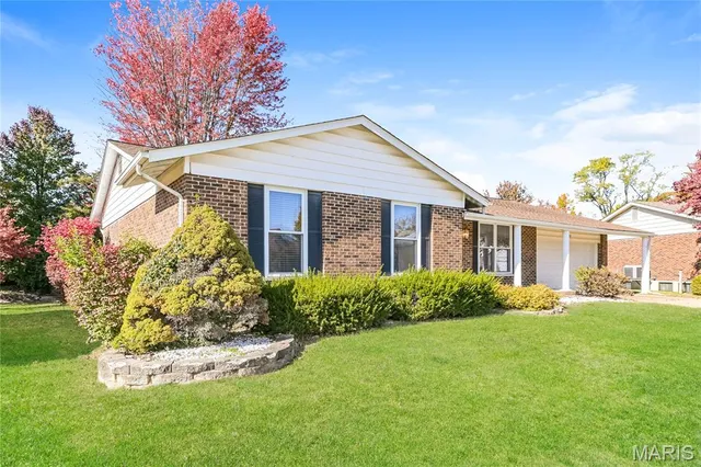 $2,815 | 4031 Les Cherbourg Lane, Florissant, MO 63034