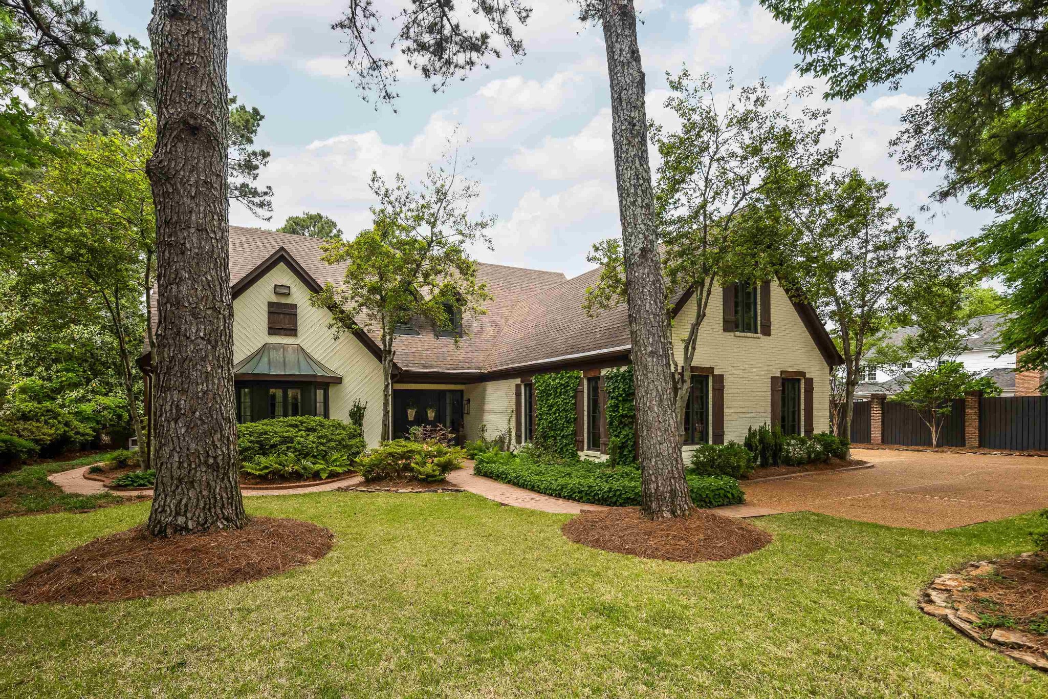 811 Sweetbrier Road Memphis, TN 38120 - Photo 2 of 40 Gallery Image 2