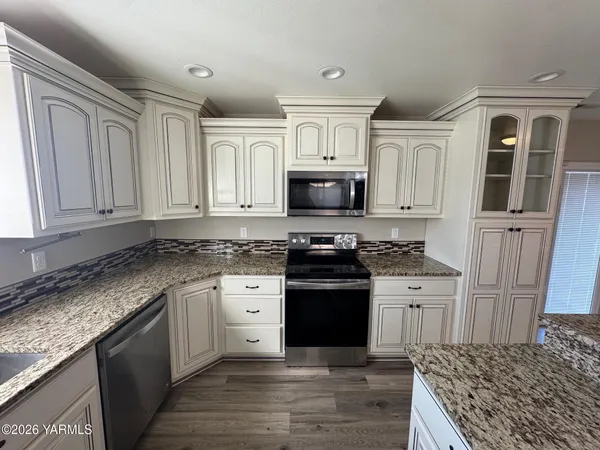 $335,000 | 611 Mathew Street, Granger, WA 98932