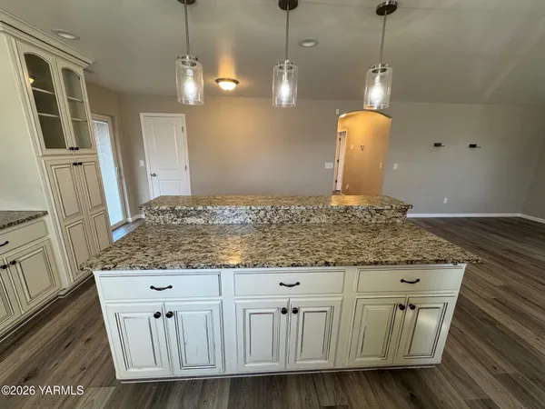 $335,000 | 611 Mathew Street, Granger, WA 98932