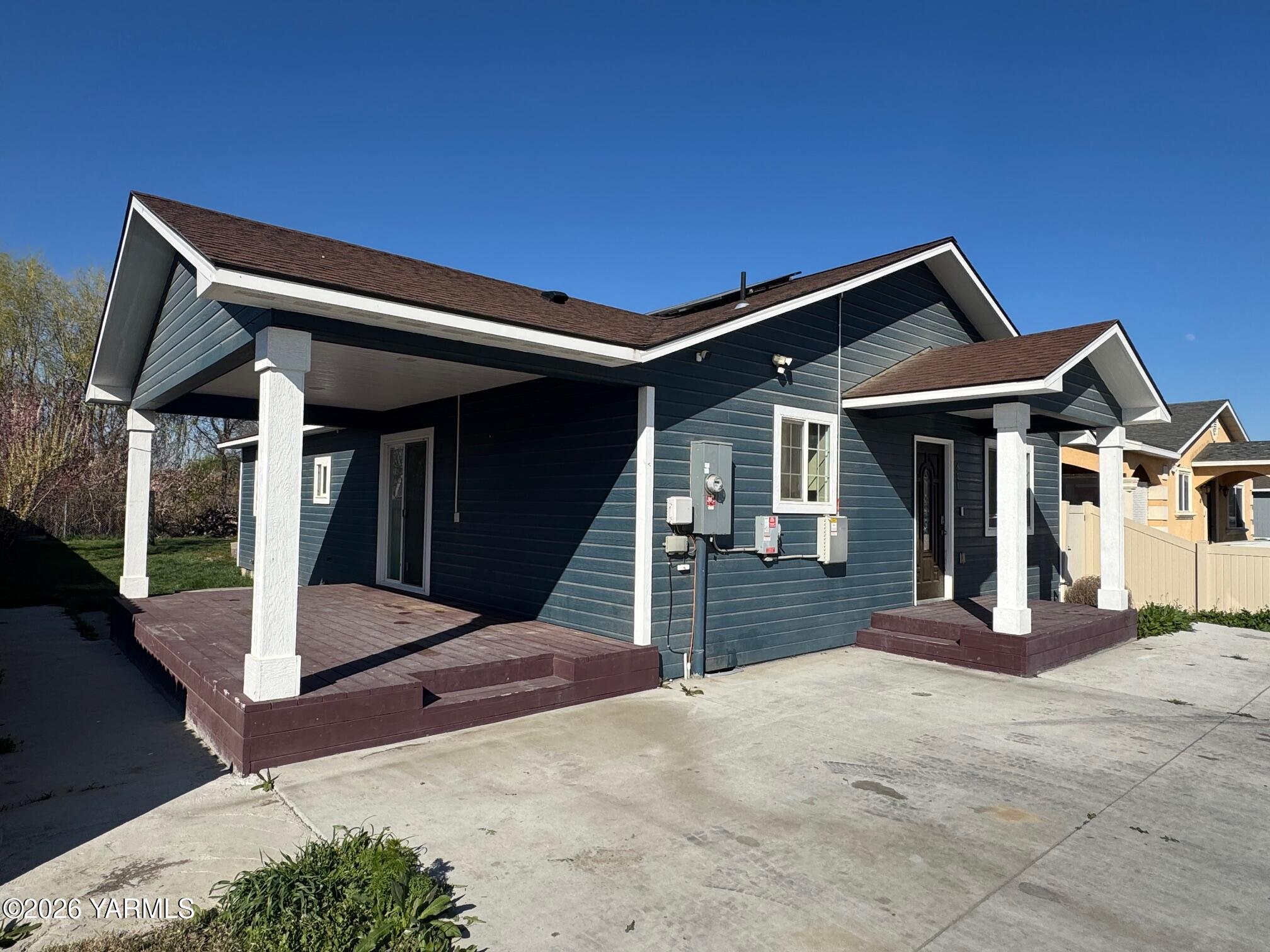 611 Mathew Street Granger, WA 98932 - Photo 2 of 22 IMG_0494