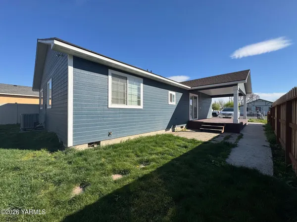 $335,000 | 611 Mathew Street, Granger, WA 98932