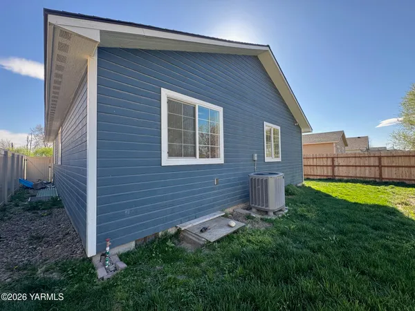 $335,000 | 611 Mathew Street, Granger, WA 98932