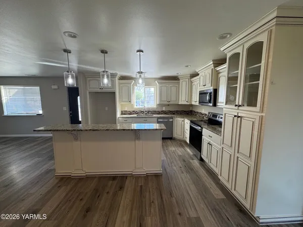 $335,000 | 611 Mathew Street, Granger, WA 98932