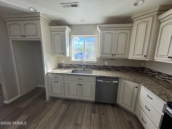 $335,000 | 611 Mathew Street, Granger, WA 98932