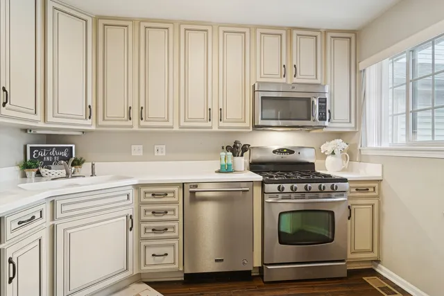 $365,000 | 1506 North St Marks Place, Palatine, IL 60067