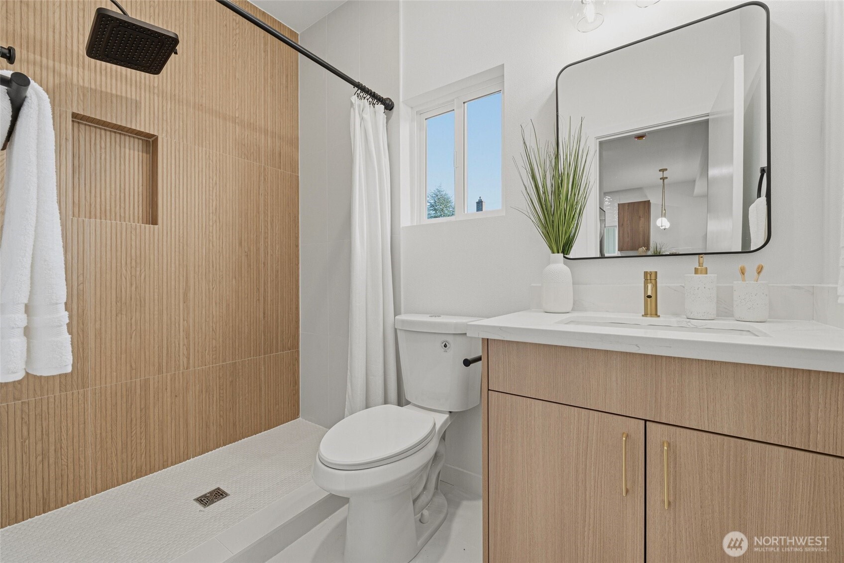 3708 Schmitz Avenue Southwest Seattle, WA 98116 - Photo 14 of 40