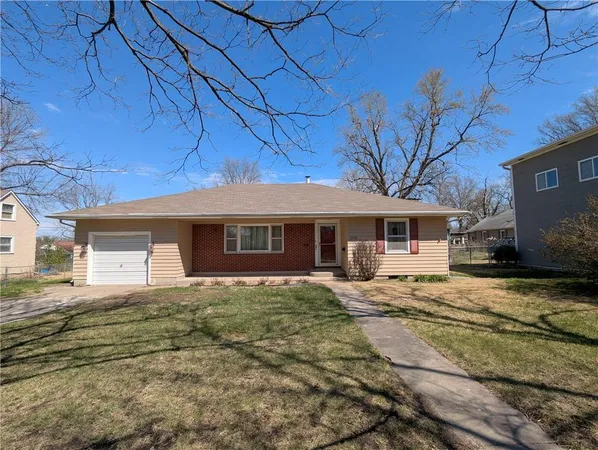 $225,000 | 206 Hiawatha Avenue, Hiawatha, KS 66434