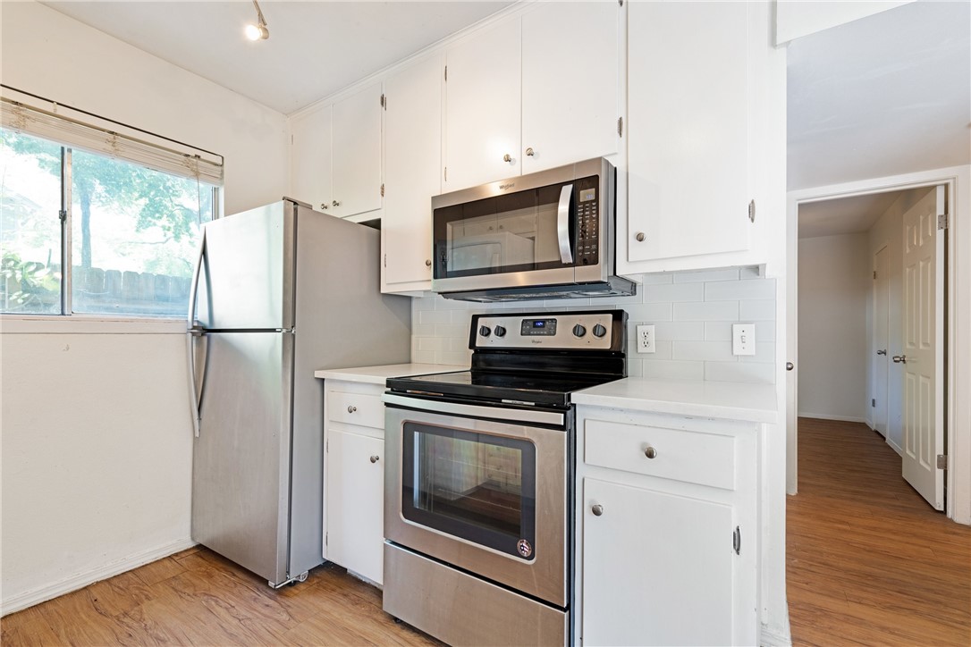 607 East 43rd Street, Unit A Austin, TX 78751 - Photo 2 of 26 a kitchen with a stove microwave and refrigerator