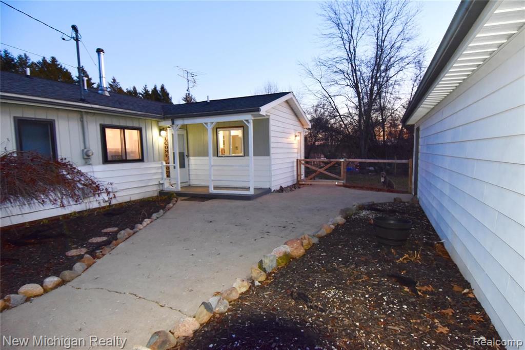 7400 Bennett Lake Road Fenton, MI 48430 - Photo 2 of 24 Gallery Image 2