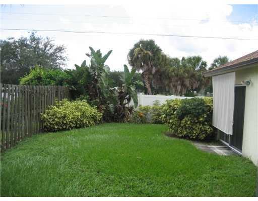 137 Raintree Trail Jupiter, FL 33458 - Photo 19 of 21 Large Fenced Side Yard