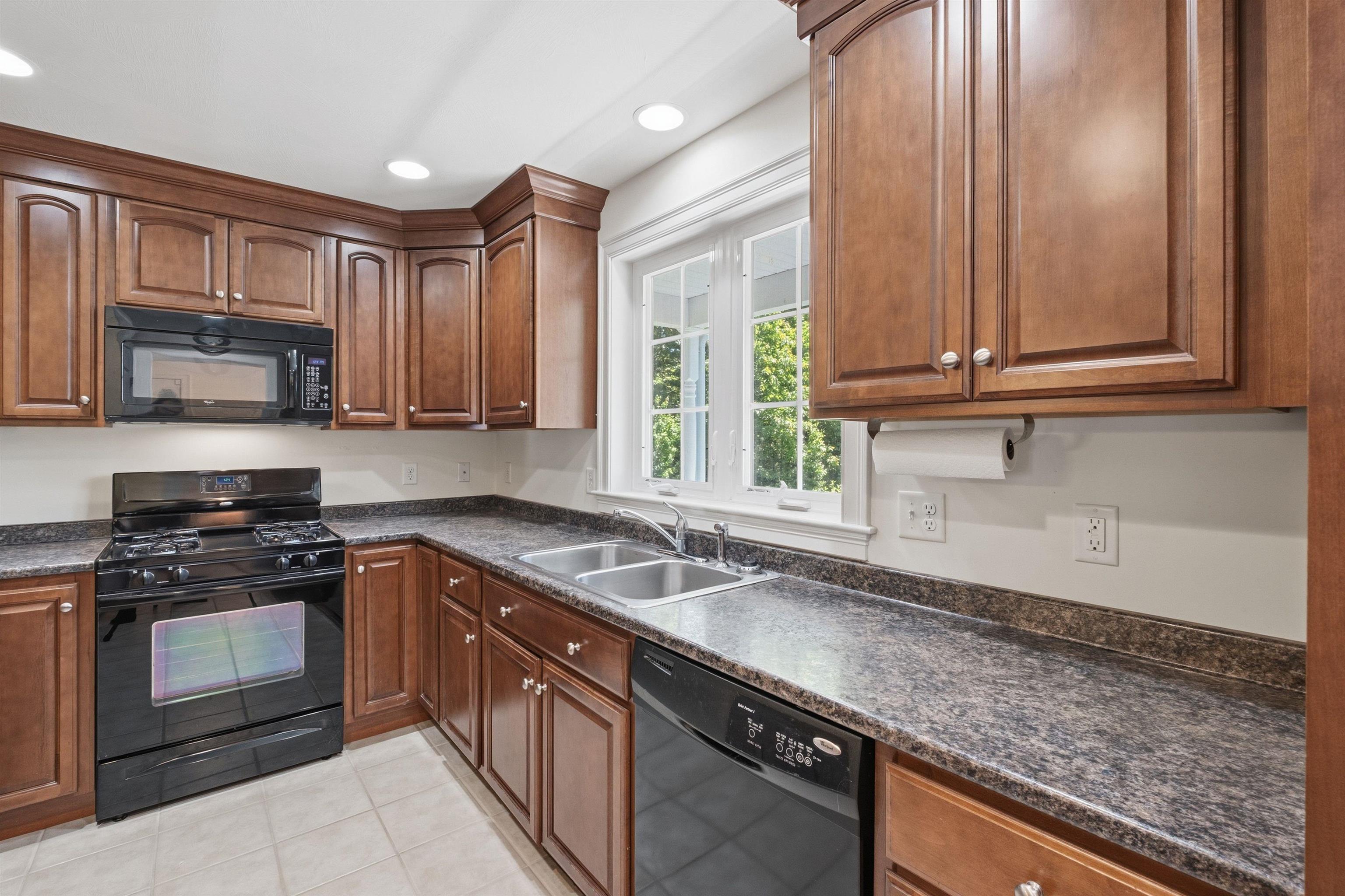 12 Thorn Hill Road, Unit 12 Hooksett, NH 03106 - Photo 12 of 44