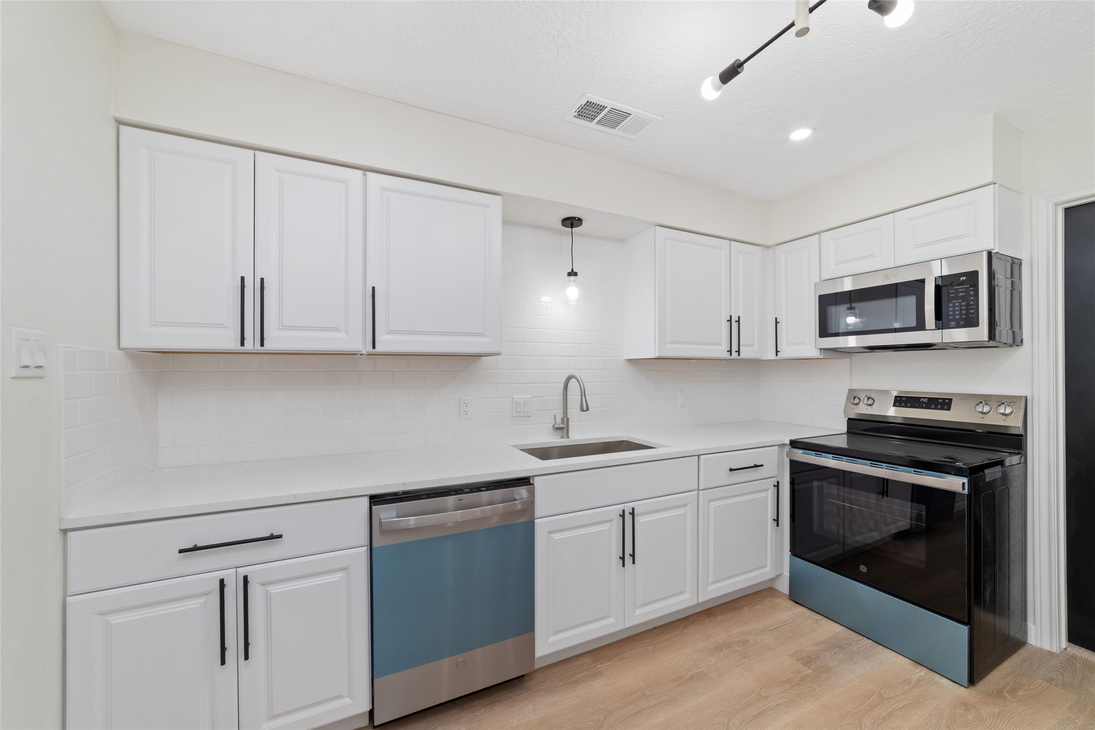 7910 Oak Moss Drive Spring, TX 77379 - Photo 11 of 38 Fully upgraded kitchen with new countertop, backsplashes, cabinets, and appliances.