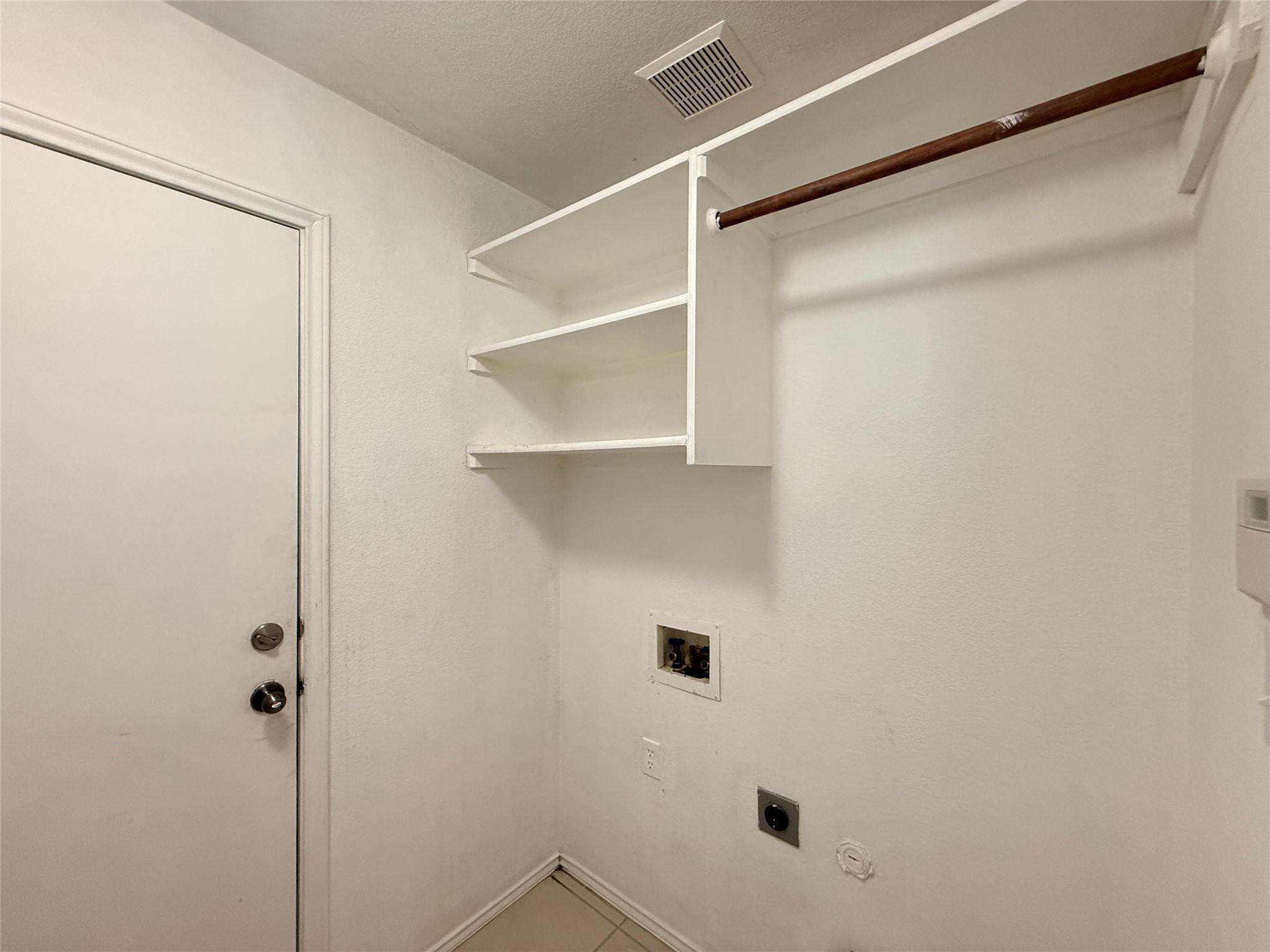 708 Spring Brook Lane Leander, TX 78641 - Photo 21 of 27 Laundry area featuring washer hookup, gas dryer hookup, hookup for an electric dryer, and a textured ceiling
