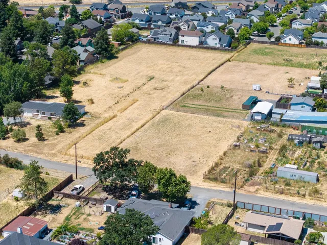 a view of a backyard of the house