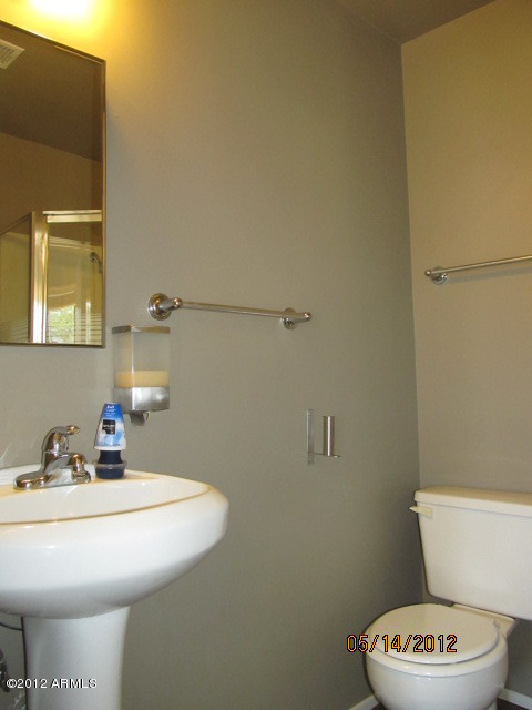 840 East Lawrence Road Phoenix, AZ 85014 - Photo 14 of 18 BATH