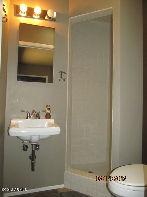 840 East Lawrence Road Phoenix, AZ 85014 - Photo 9 of 18 BATH