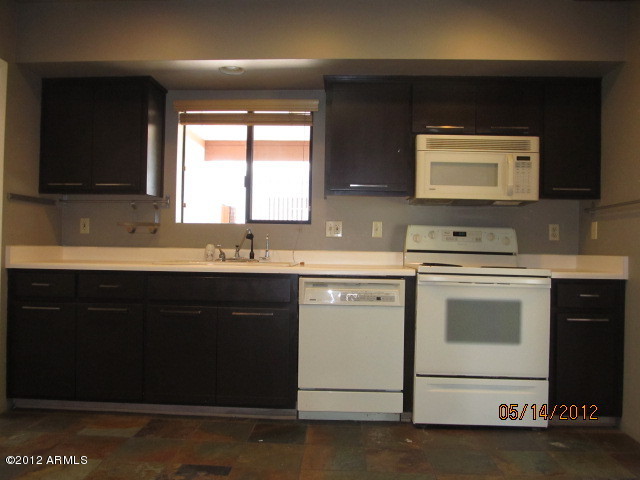 840 East Lawrence Road Phoenix, AZ 85014 - Photo 10 of 18 KITCHEN