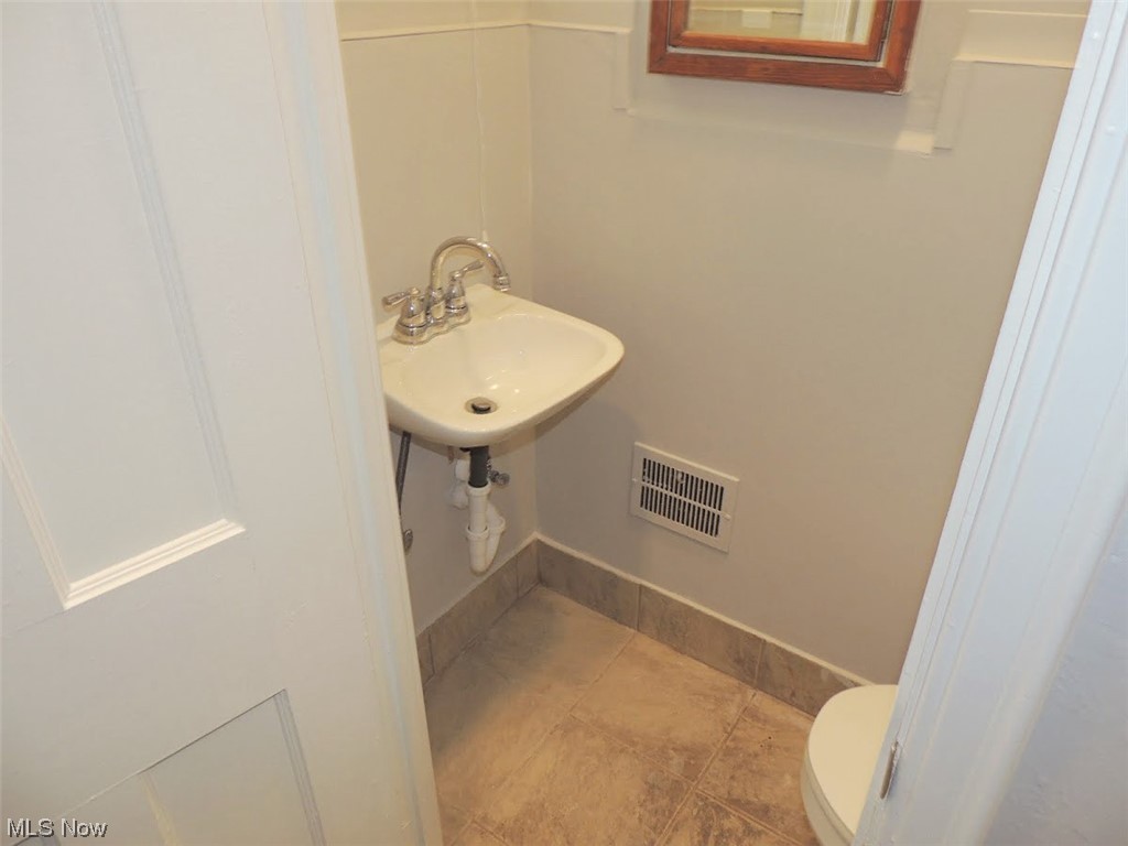 977 Woodview Road Cleveland, OH 44121 - Photo 7 of 20