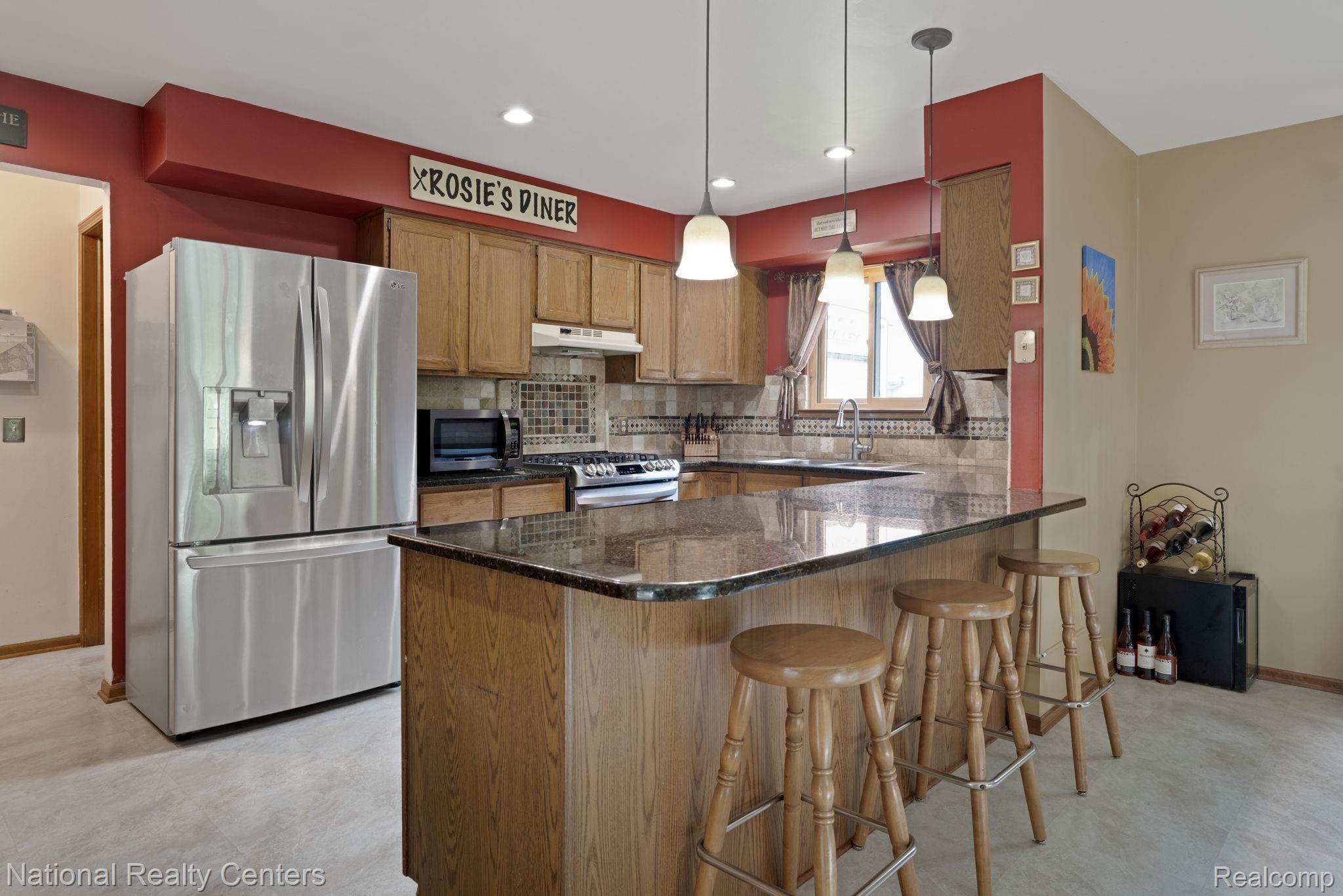 2370 Highfield Road Waterford, MI 48329 - Photo 10 of 34 Updated kitchen with stainless steel appliances