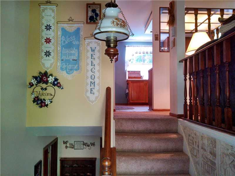 5824 Valencia Road Gibsonia, PA 15044 - Photo 2 of 22 Entry/Foyer.