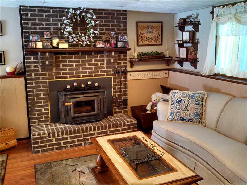 5824 Valencia Road Gibsonia, PA 15044 - Photo 10 of 22 Family Room.