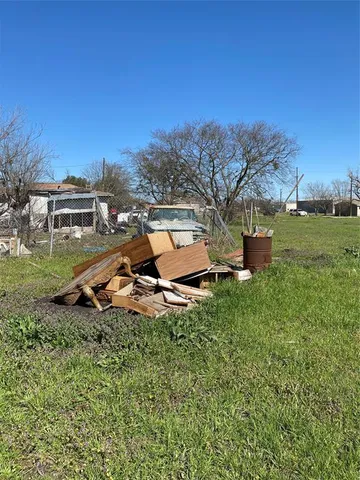 a view of a backyard with plants and a backyard