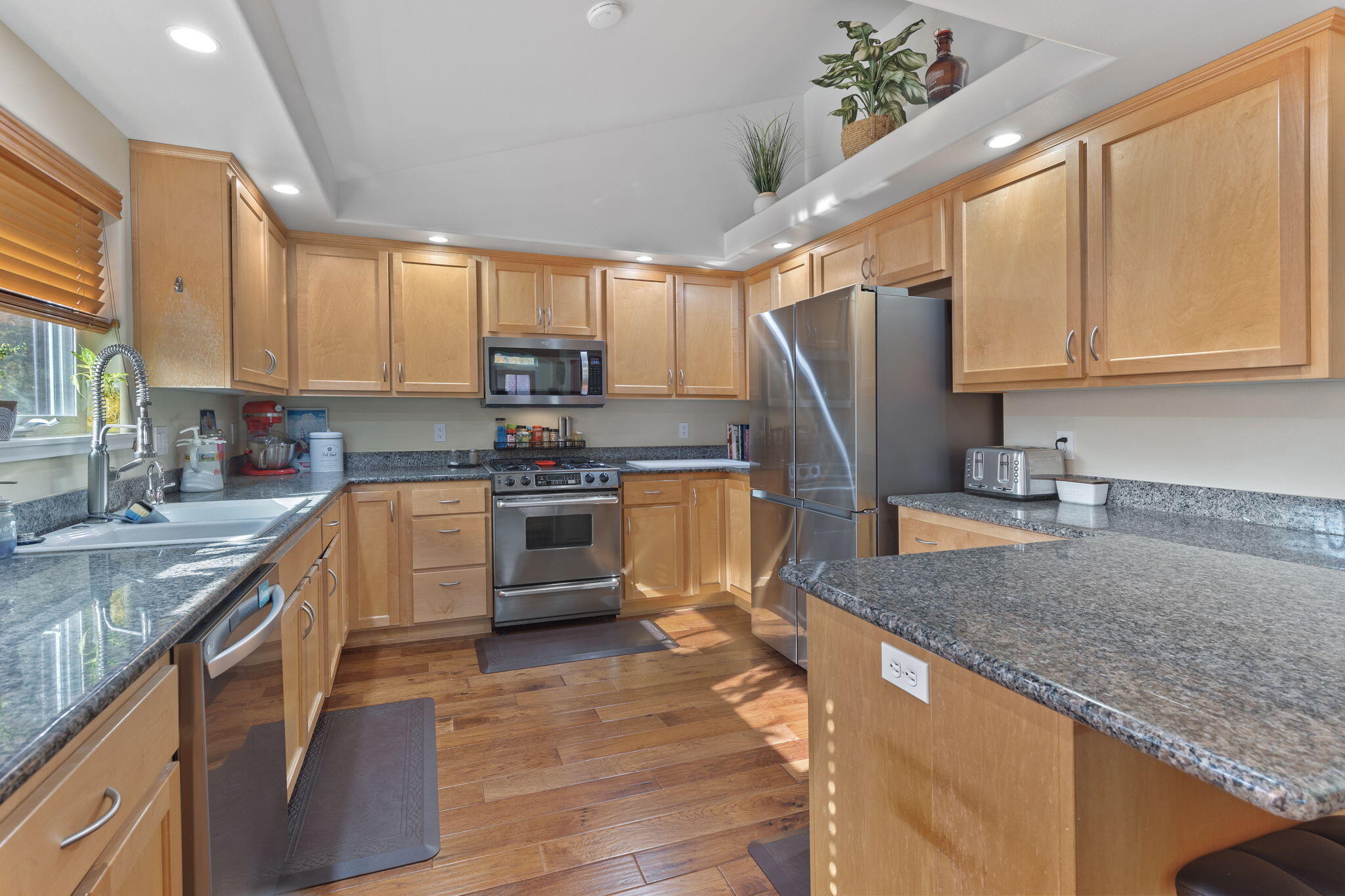 101 Cedar Ridge Terrace Rogue River, OR 97537 - Photo 5 of 36 Kitchen