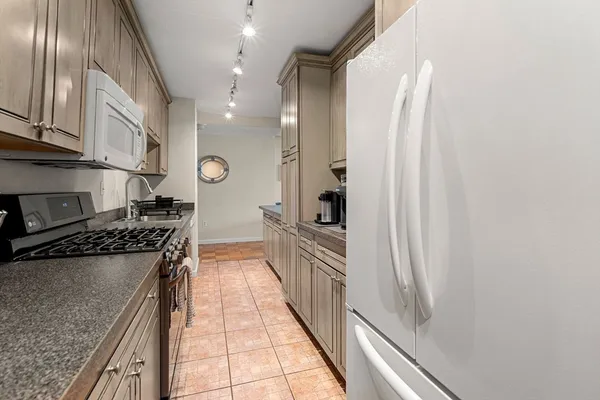 $4,700 | 2 Hawthorne Place, Unit 17M, Boston, MA 02114