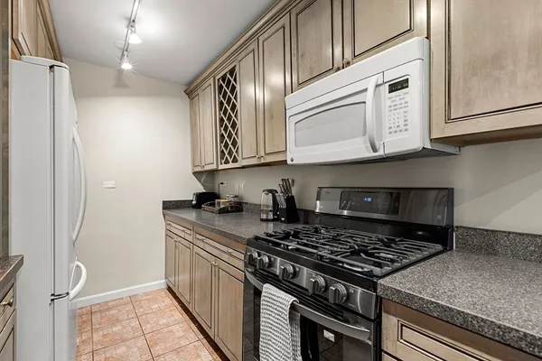 $4,700 | 2 Hawthorne Place, Unit 17M, Boston, MA 02114