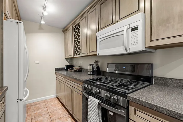 $5,000 | 2 Hawthorne Place, Unit 17M, Boston, MA 02114